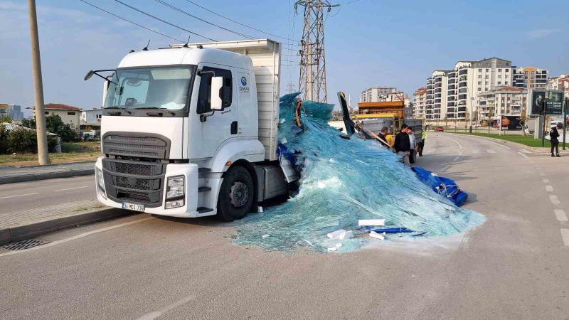 Tonlarca ağırlıktaki cam yola saçıldı