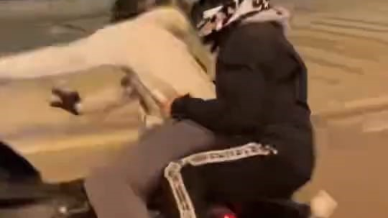 Motosikletiyle ön kaldırdı, kayarak düştü