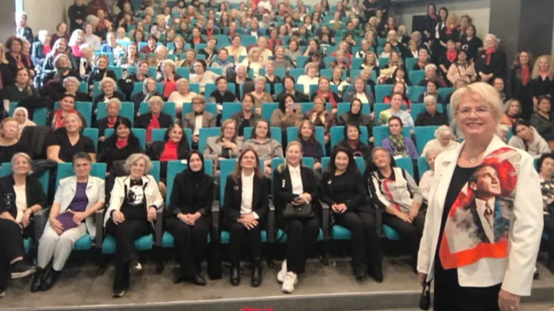 Nilüferli kadınlar Atatürk'ü sevdiği şarkılarla andı