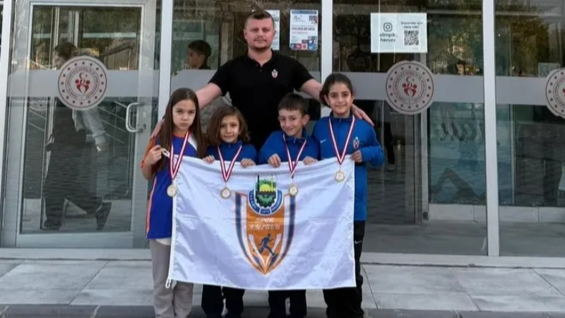 İnegöl'ün sporcuları yüzmede Türkiye dereceleriyle döndü