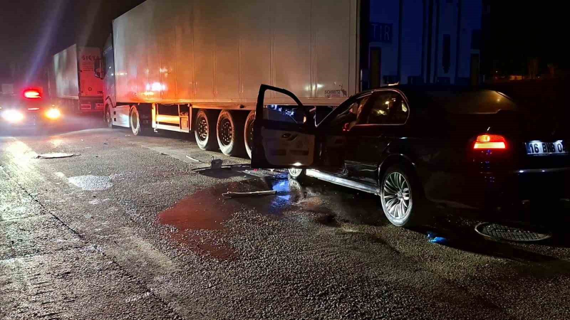 Bursa’da otomobil park halindeki tıra arkadan çarptı