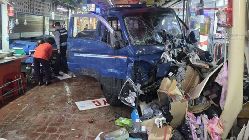 Güney Kore'de araç pazara daldı: 2 ölü, 18 yaralı