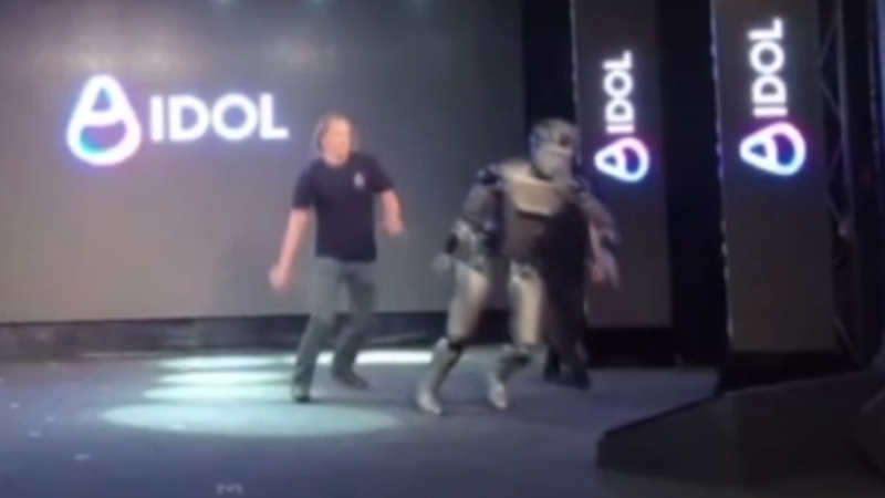 Rusya’da insansı robot tanıtımda düştü