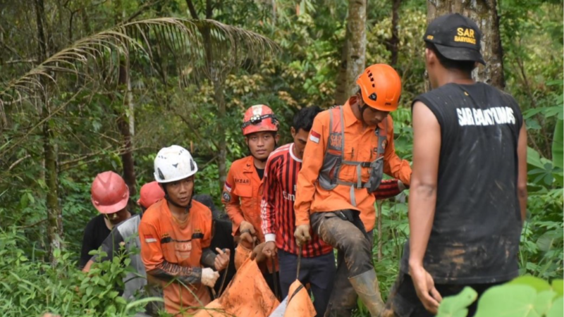 Endonezya'daki toprak kaymasında can kaybı 16'ya yükseldi