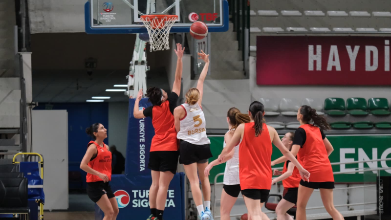 YASAV Uludağ Basket parkede