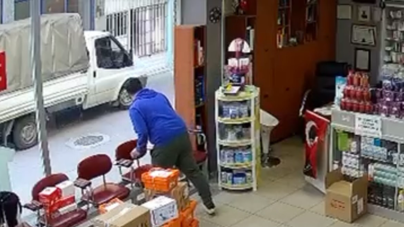Hava almak için dışarı çıkan eczacının üzerine atladı