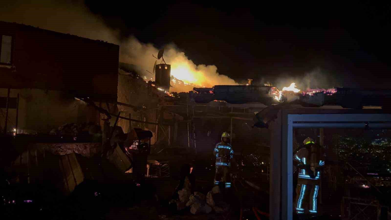 Kafede çıkan yangın işletmeyi küle çevirdi