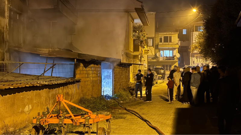 Üç katlı binada çıkan yangın paniğe neden oldu