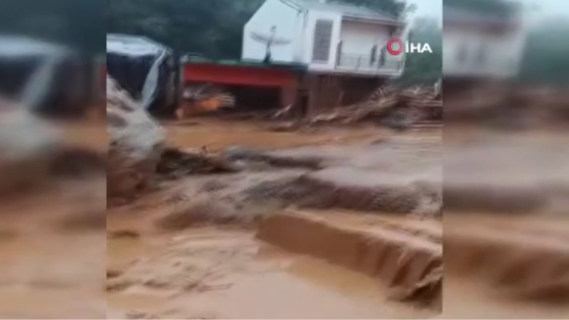 Endonezya'nın Kuzey Sumatra bölgesinde sel: 17 ölü, 61 yaralı