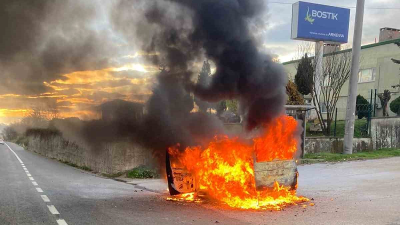 Otomobil, alev topuna döndü