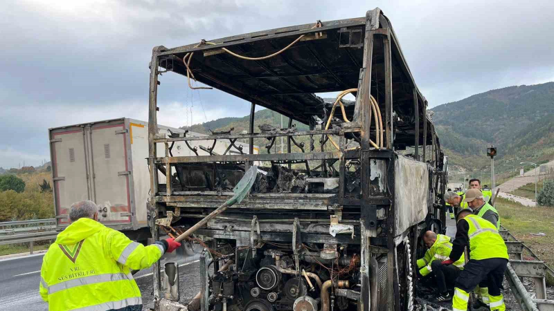 Ortaokul öğrencilerini taşıyan otobüs alevlere teslim oldu