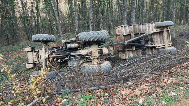 Devrilen traktördeki 2 kişi yaralandı
