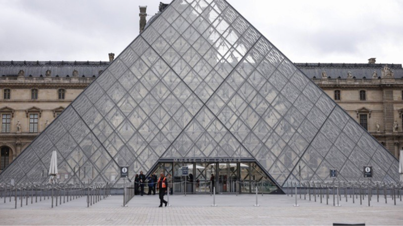 Louvre'dan Avrupalı olmayan ziyaretçilerin girişine yüzde 45 zam