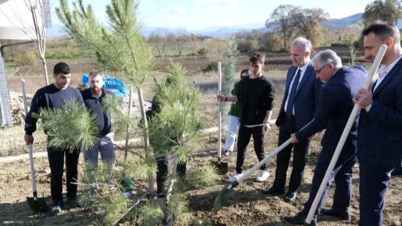 İnegöllü gençler 32 fidanı toprakla buluşturdu