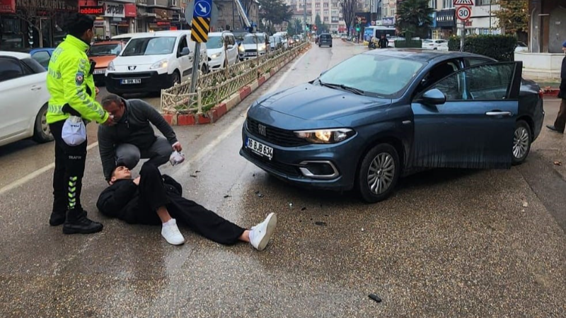 Bursa’da otomobille çarpışan motosiklet sürücüsü yaralandı