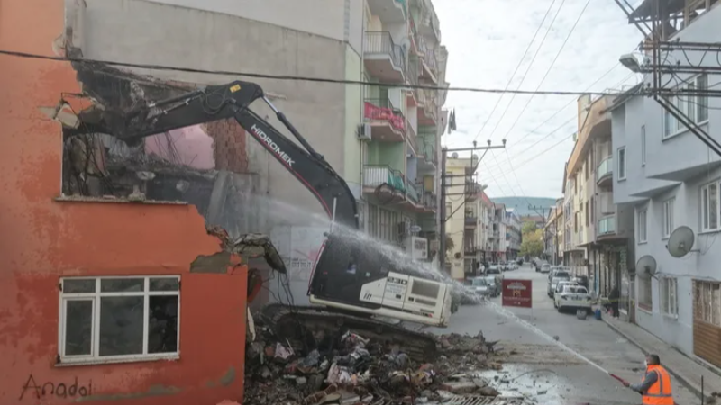 Gemlik’te güvenli kent için metruk bina yıkımları sürüyor