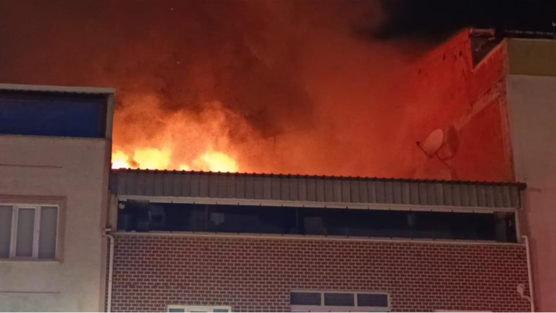 İki katlı evin çatısında çıkan yangın paniğe neden oldu