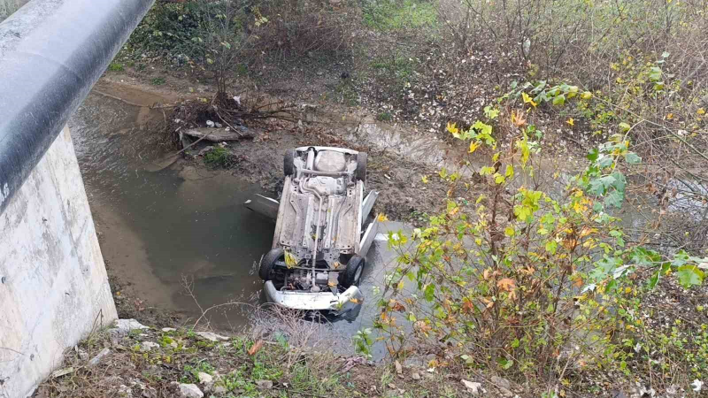 Dereye uçan otomobilin sürücüsü yaralandı