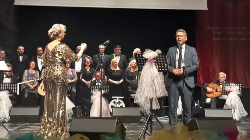 Konserde Belediye Başkanı parmak ısırttı