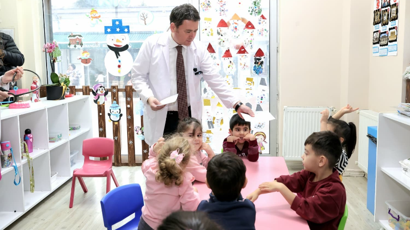 Başkan Erkan Aydın mesleğini çocuklara tanıttı