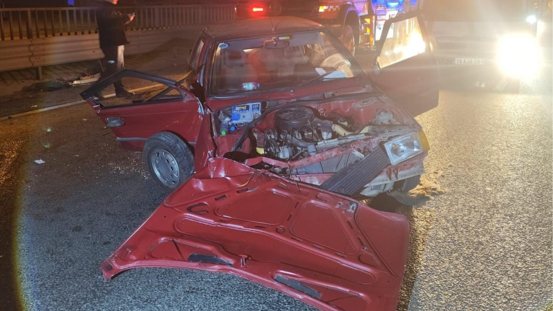 İnegöl’de kontrolden çıkan otomobil bariyerlere çarptı