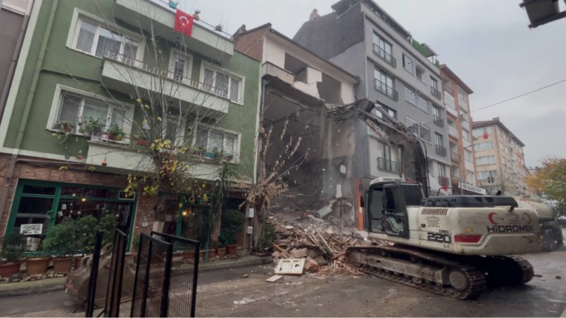Bursa’da ilginç bir yıkım