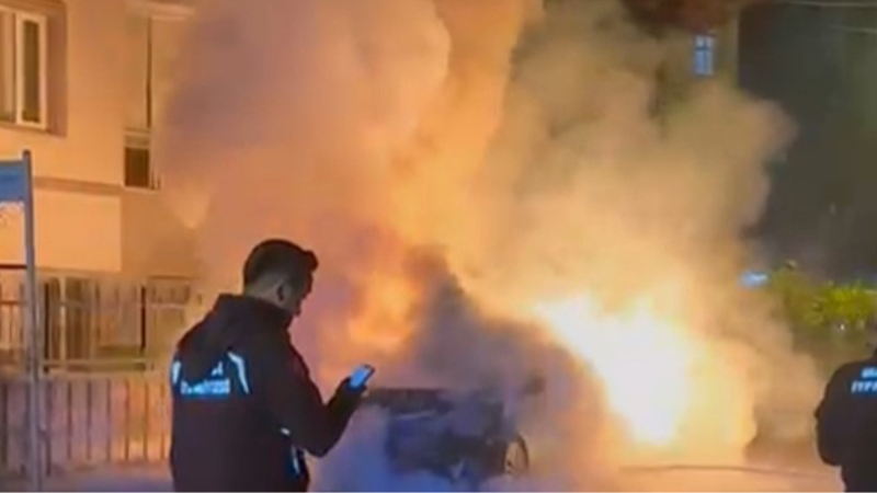 Seyir halindeki otomobil alev aldı