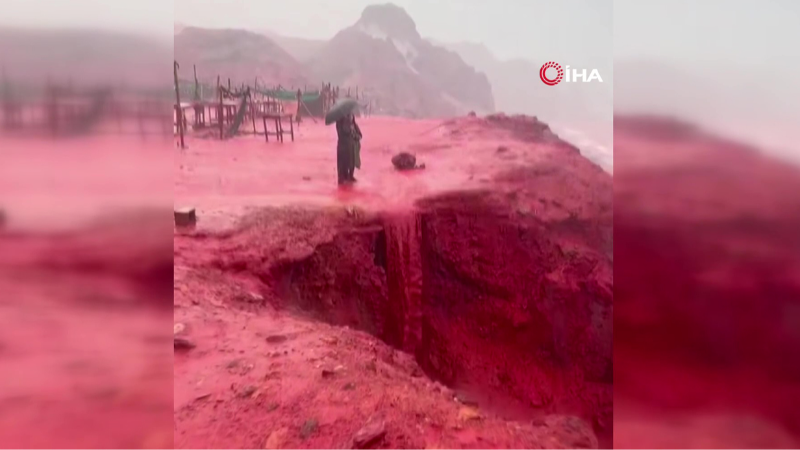 Kızıl Sahil'de deniz suyunun rengi yağışın ardından kızıla döndü