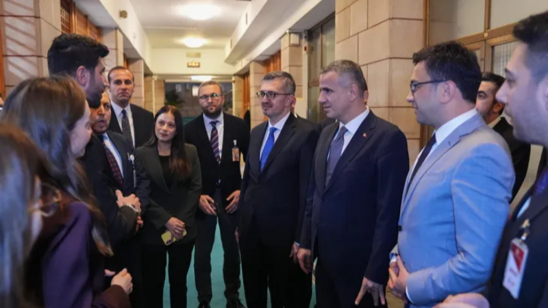 Burhanettin Duran'dan TBMM'de parlamento muhabirlerine ziyaret