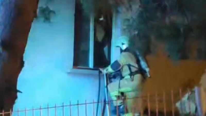 Korkutan yangın: İtfaiye ekipleri camı kırıp içeri girdi