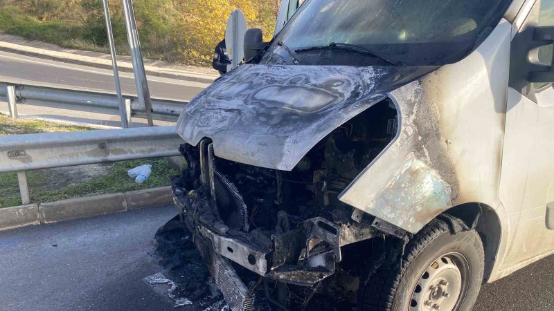 Minibüs yangını: BUSKİ Ekipleri yangının büyümesini önledi