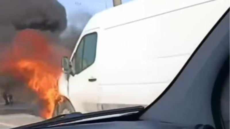 Alev alan servis minibüsü küle döndü