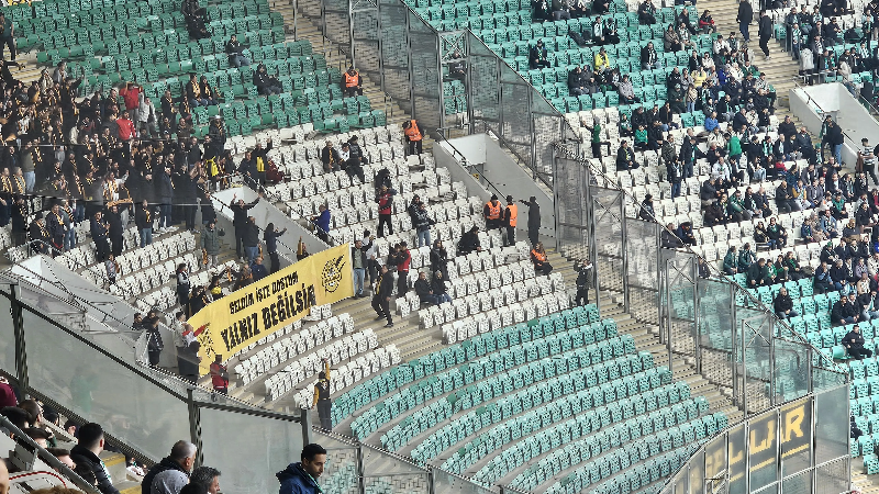 Aliağa FK taraftarından anlamlı pankart