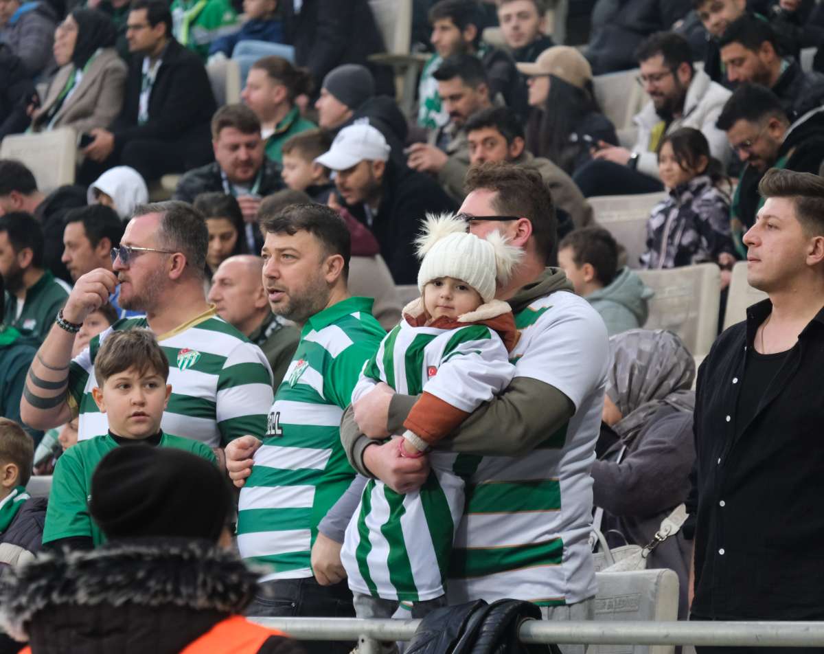 (FOTO GALERİ)Bursaspor-Aliağa FK maçından taraftar fotoğrafları