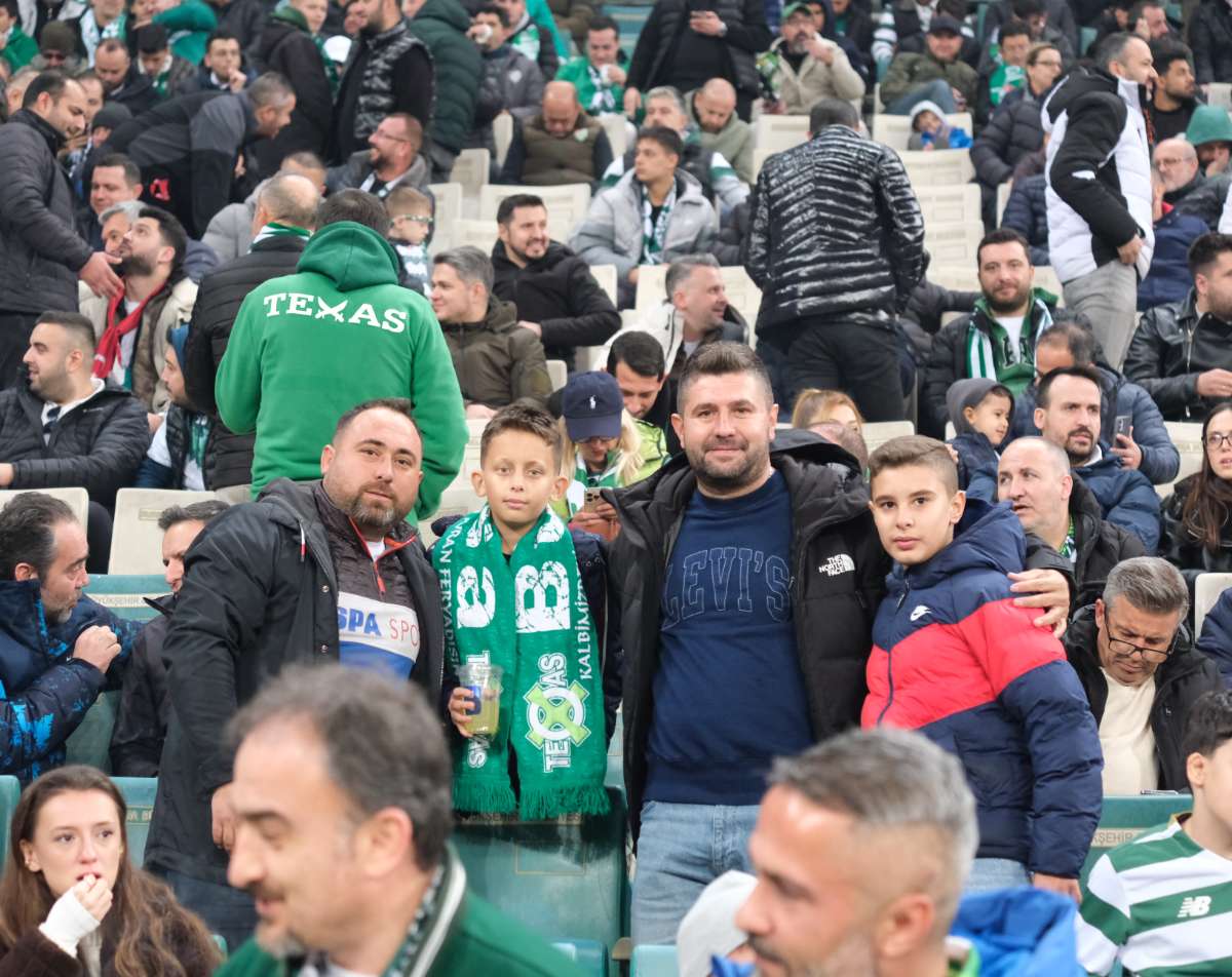 (FOTO GALERİ)Bursaspor-Aliağa FK maçından taraftar fotoğrafları