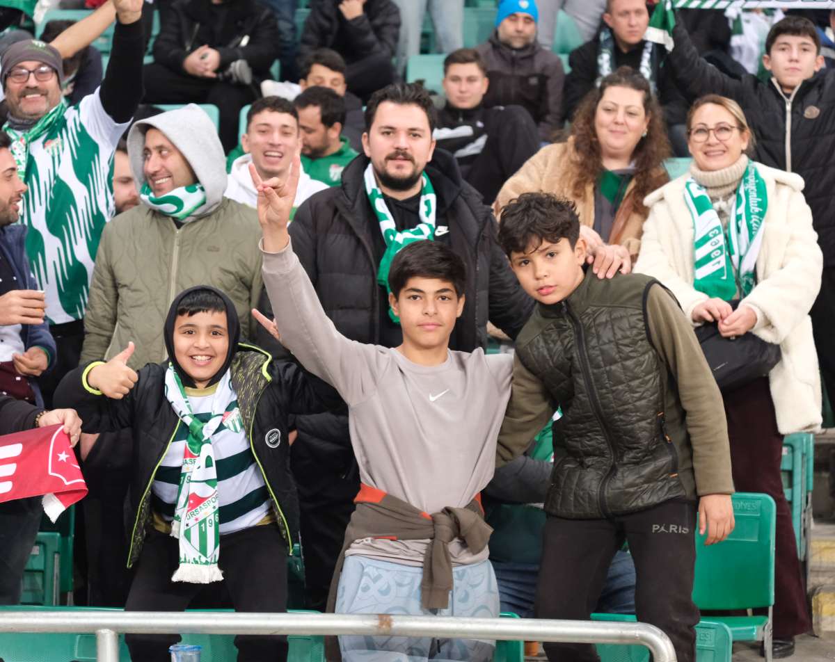 (FOTO GALERİ)Bursaspor-Aliağa FK maçından taraftar fotoğrafları