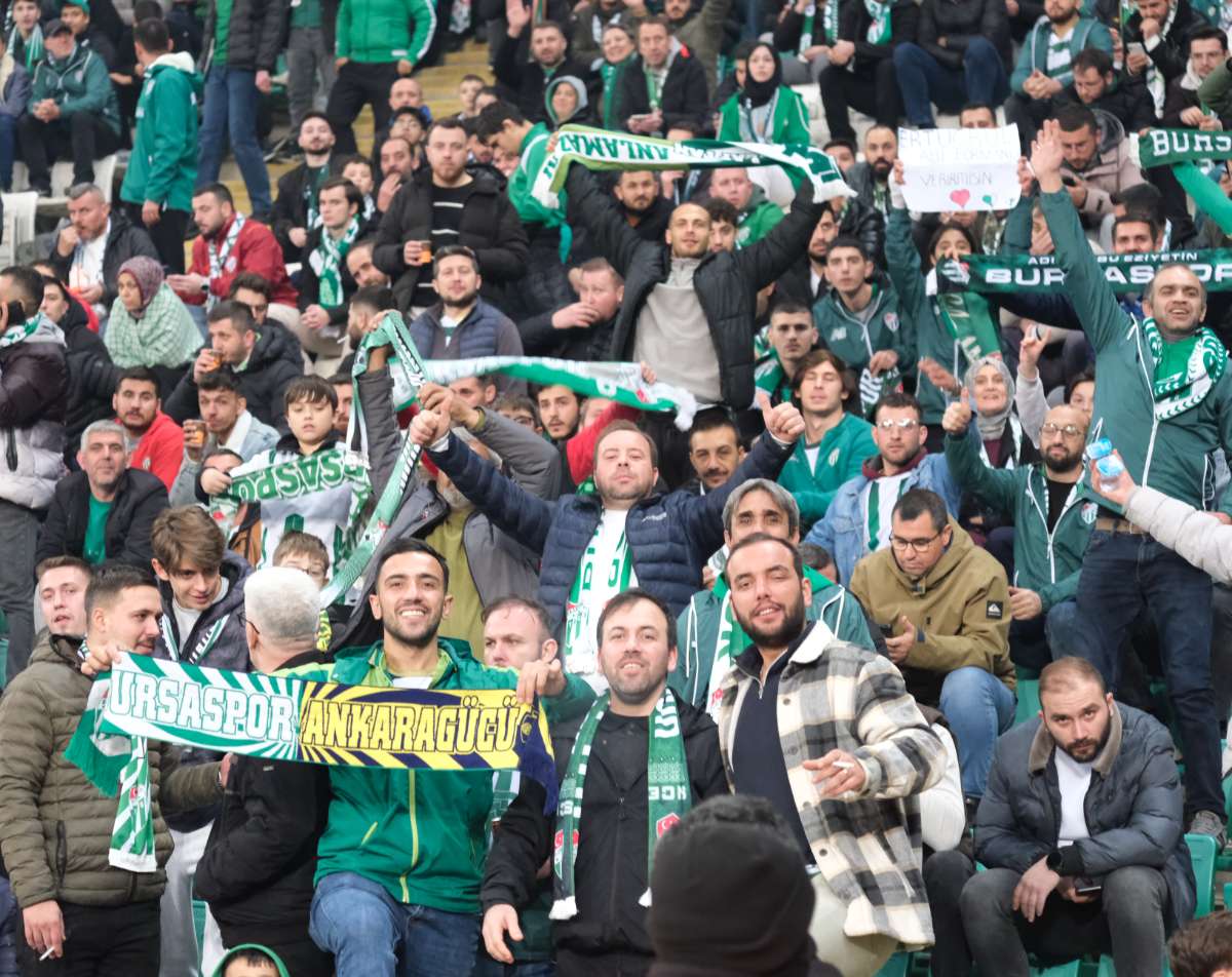 (FOTO GALERİ)Bursaspor-Aliağa FK maçından taraftar fotoğrafları