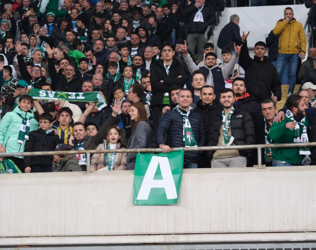 (FOTO GALERİ)Bursaspor-Aliağa FK maçından taraftar fotoğrafları