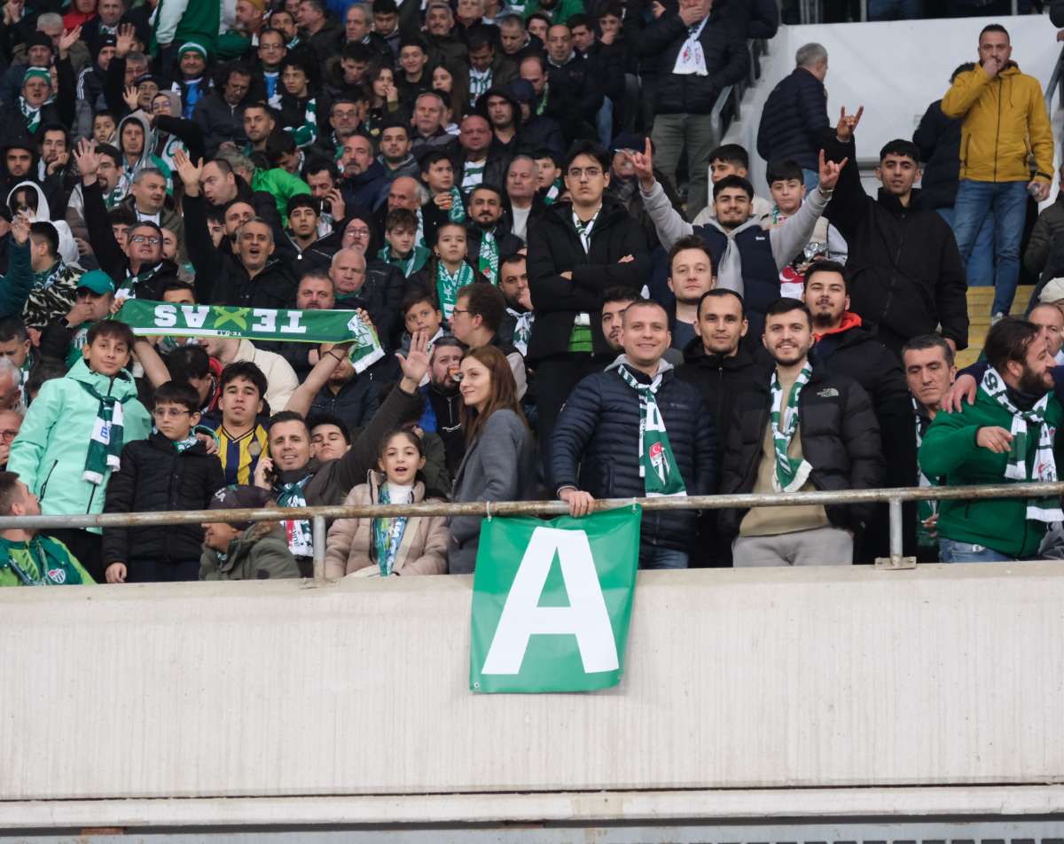 (FOTO GALERİ)Bursaspor-Aliağa FK maçından taraftar fotoğrafları