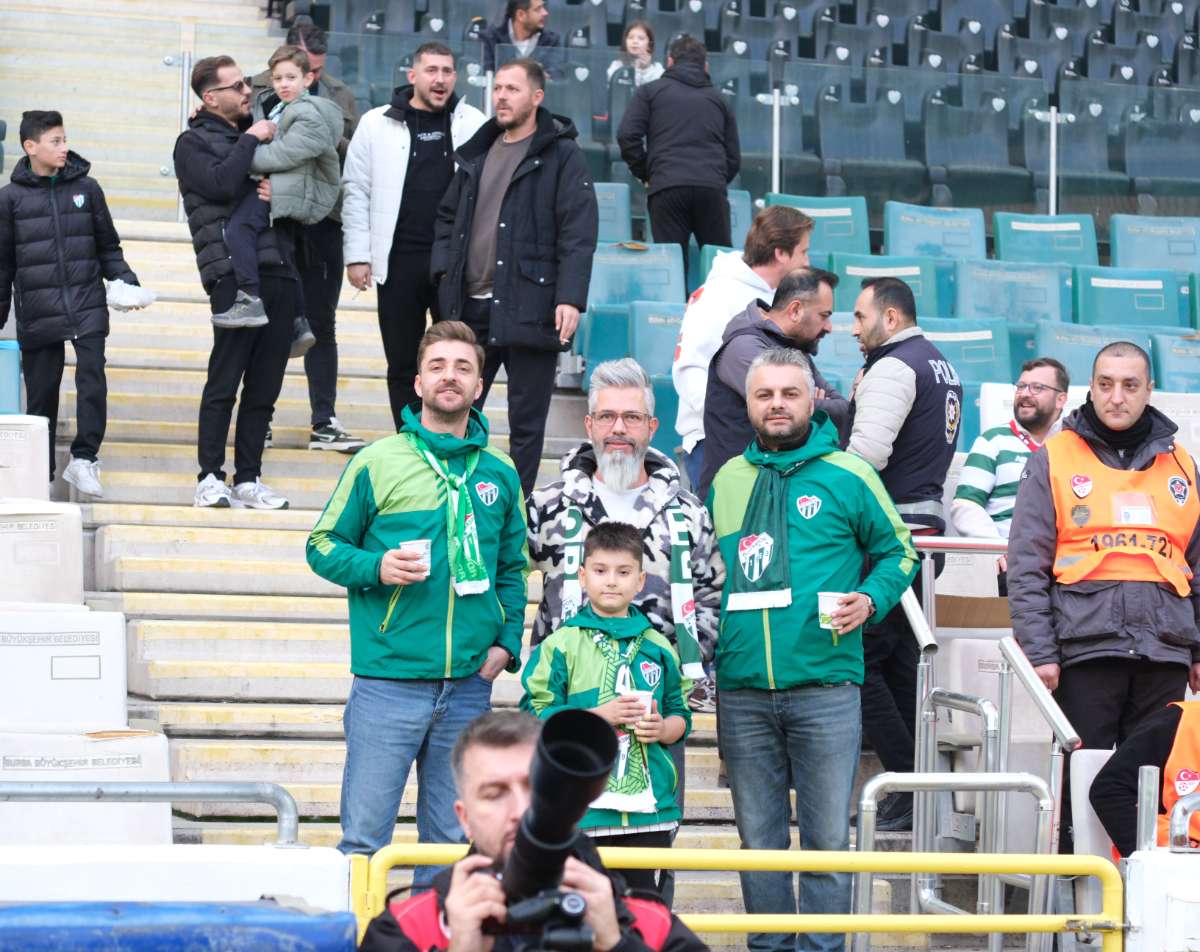 (FOTO GALERİ)Bursaspor-Aliağa FK maçından taraftar fotoğrafları