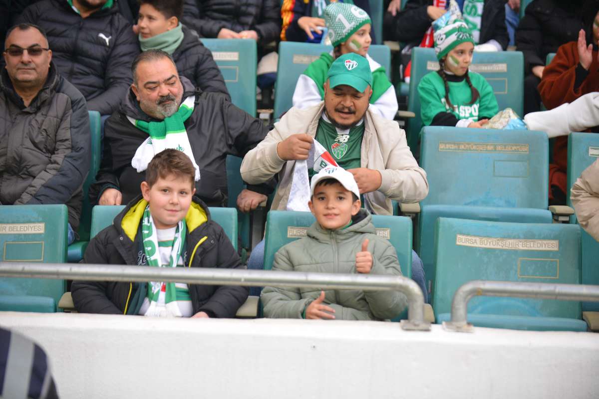(FOTO GALERİ)Bursaspor-Aliağa FK maçından taraftar fotoğrafları