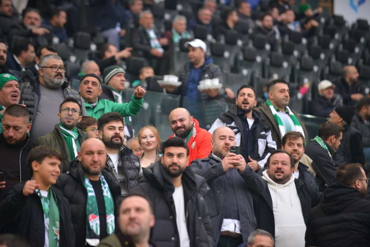 (FOTO GALERİ)Bursaspor-Aliağa FK maçından taraftar fotoğrafları
