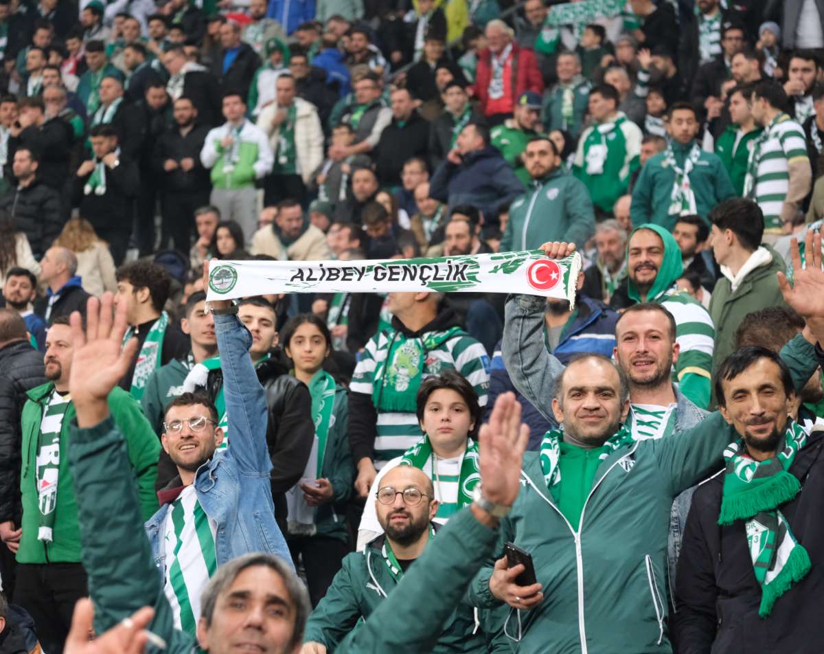 (FOTO GALERİ)Bursaspor-Aliağa FK maçından taraftar fotoğrafları