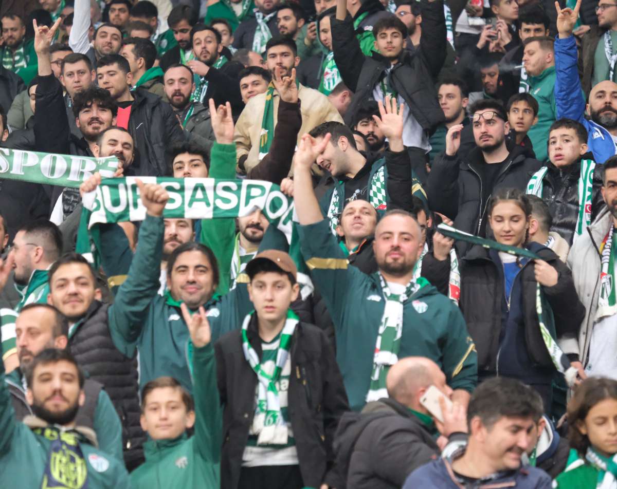 (FOTO GALERİ)Bursaspor-Aliağa FK maçından taraftar fotoğrafları
