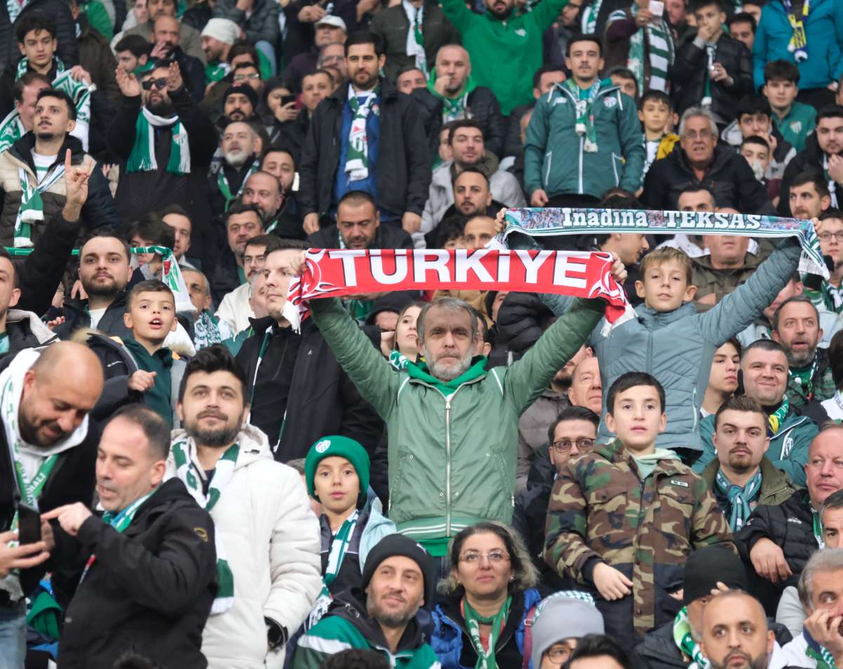 (FOTO GALERİ)Bursaspor-Aliağa FK maçından taraftar fotoğrafları