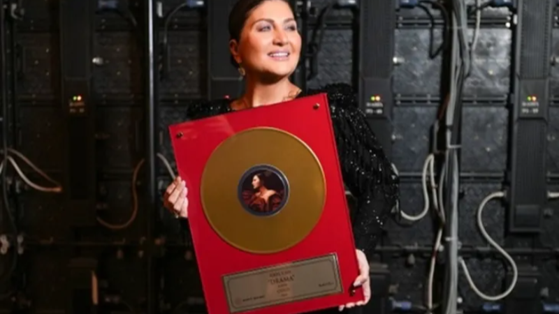 Sibel Can'a 'altın plak' ödülü