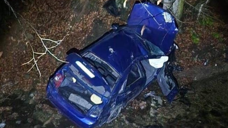 Uçurumdan yuvarlanan otomobilden 3 kişi sağ çıktı