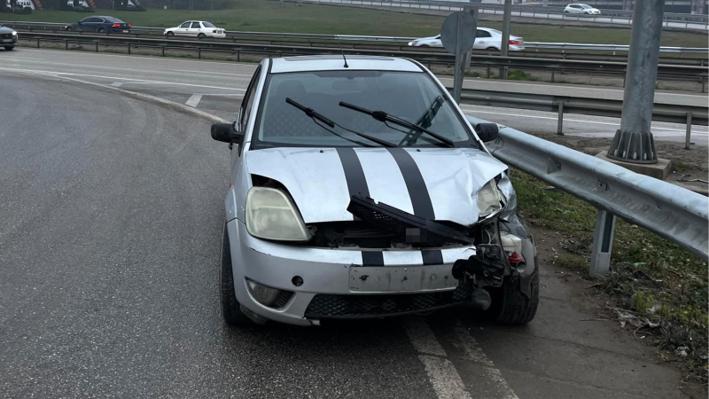 Bariyere çarpan otomobildeki 2 kişi yaralandı