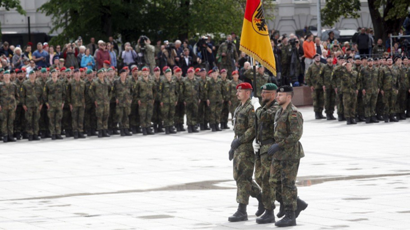 Almanya'da yeni yılda 18 yaşındaki gençlere askerlik formu gönderilecek