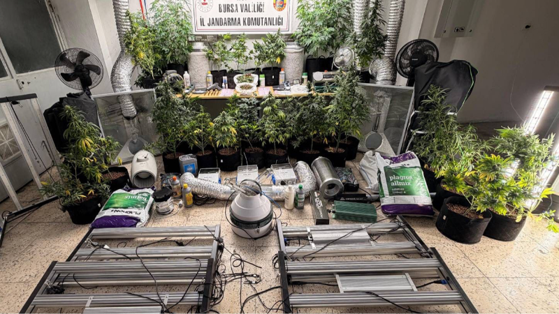 Evini uyuşturucu imalathanesine çevirdi